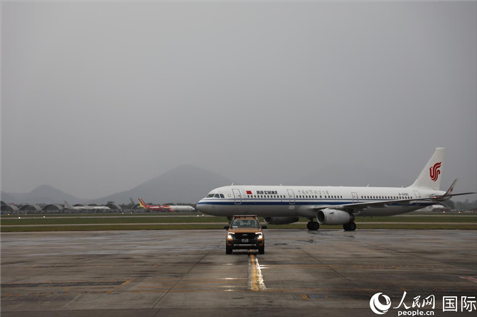 國航上?！觾?nèi)首班飛機(jī)抵達(dá)河內(nèi)內(nèi)排機(jī)場。人民網(wǎng)記者 楊曄攝