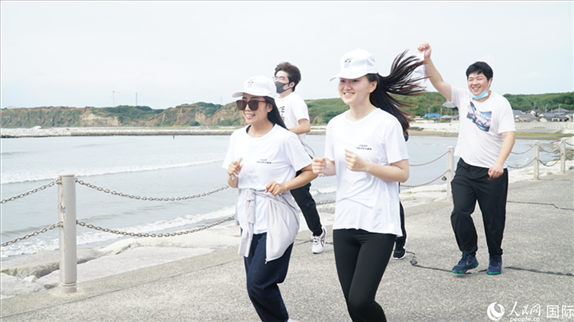 中日青年沿著海岸線奔跑前行。人民網(wǎng) 蔣曉辰攝