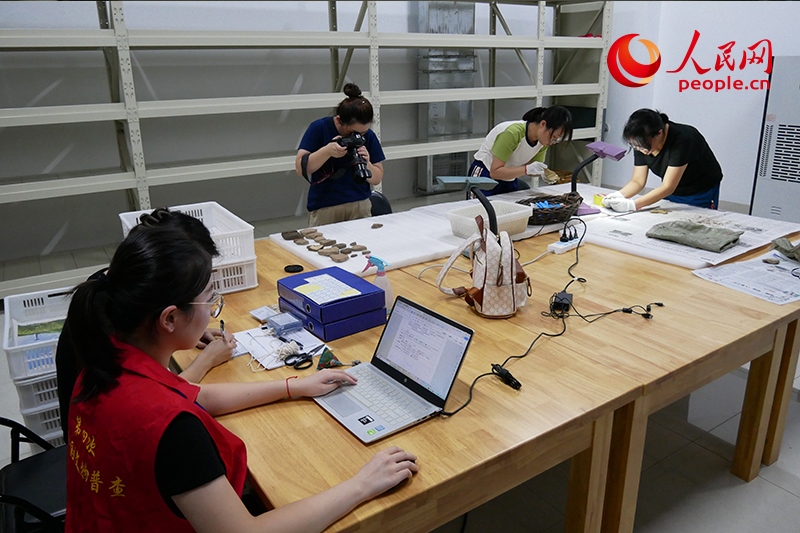普查隊(duì)員們正在庫房內(nèi)工作。人民網(wǎng)記者 韋衍行攝