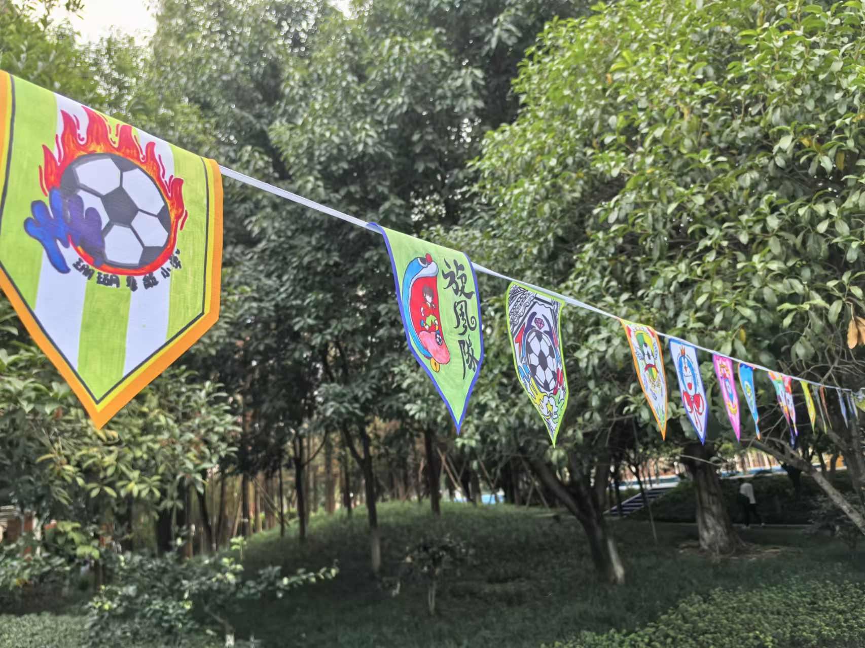 珊瑚魯能小學(xué)學(xué)生們手繪的“班超”隊(duì)徽。 人民網(wǎng)記者 楊磊攝