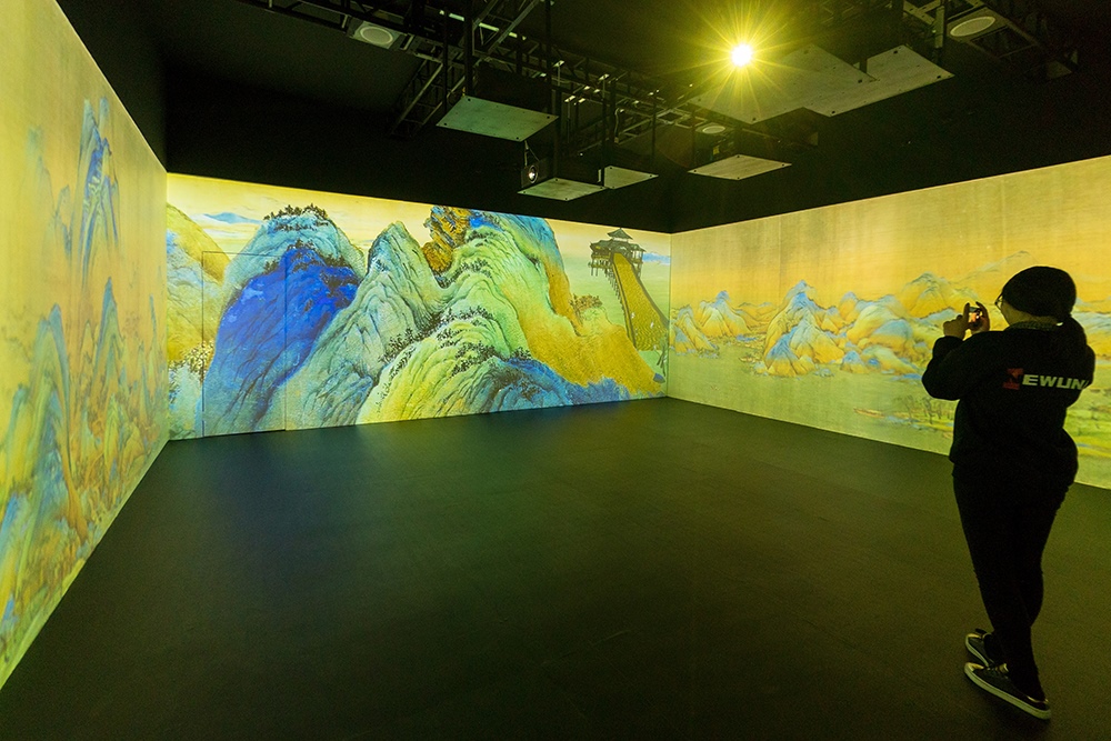 2019年1月29日，上海，市民在“千里江山圖科技藝術(shù)展”上參觀北宋名畫《千里江山圖》的AR全景展示并打卡拍照。