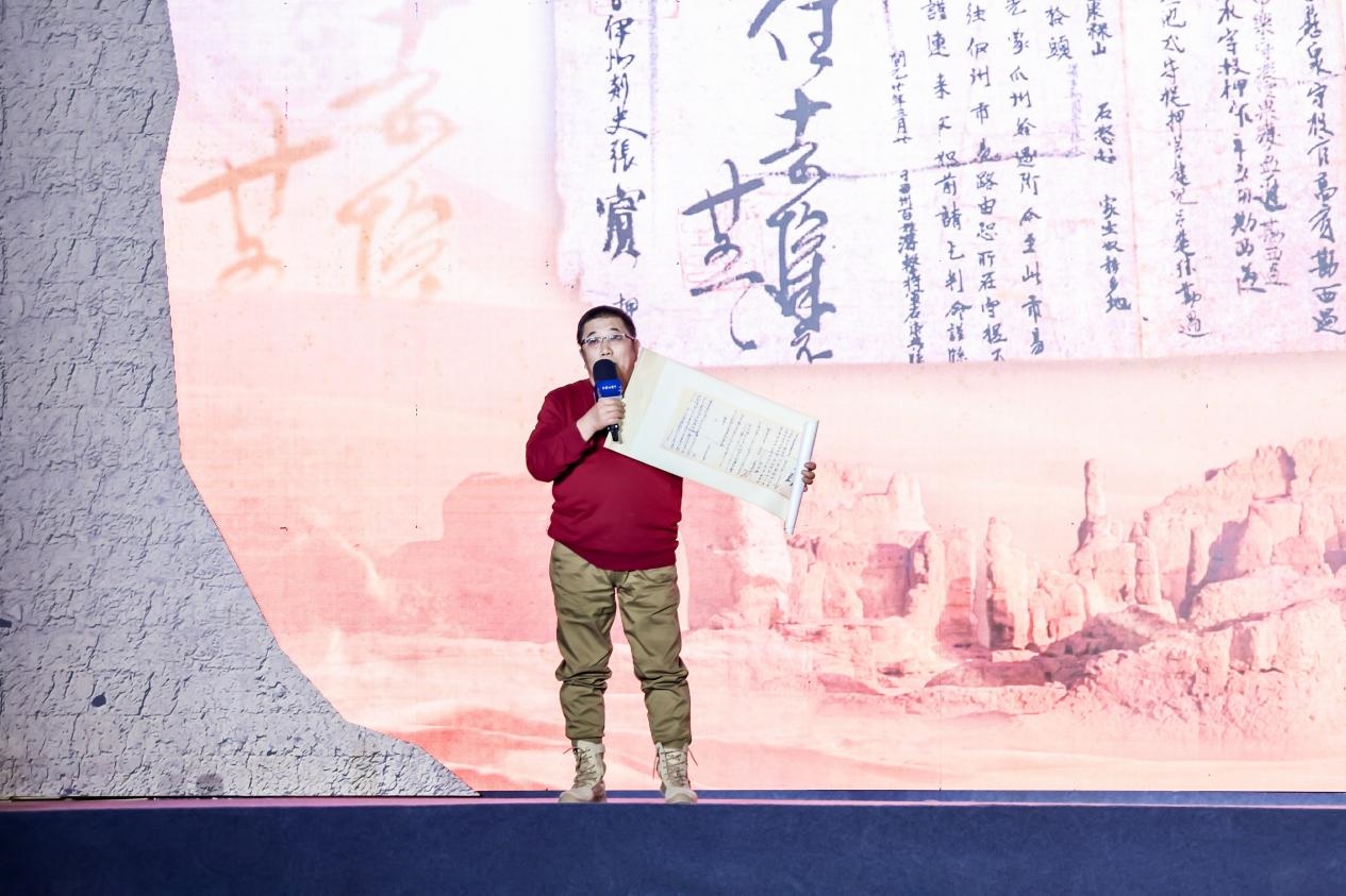 徐東良在“何以中國(guó)·五星出東方”網(wǎng)絡(luò)主題宣傳活動(dòng)現(xiàn)場(chǎng)演講。人民視頻供圖