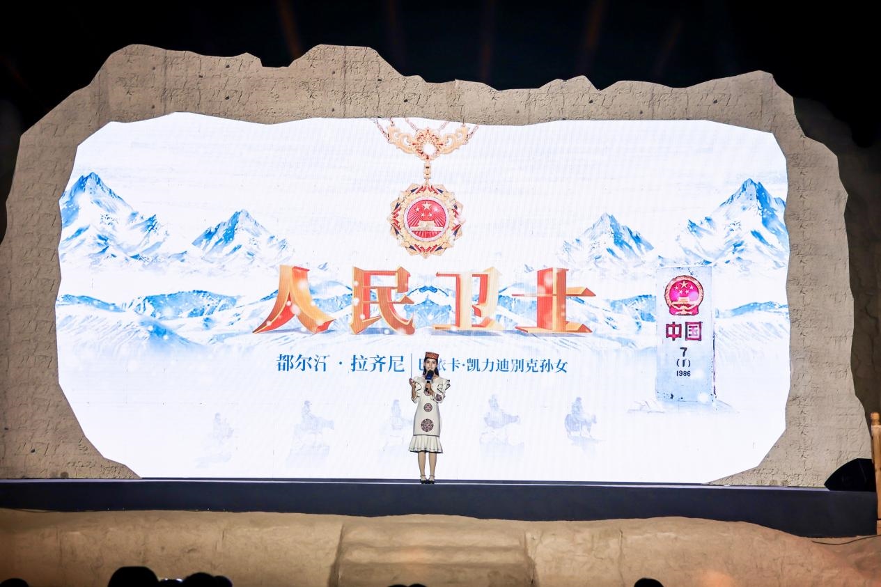 都爾汗·拉齊尼在“何以中國(guó)·五星出東方”網(wǎng)絡(luò)主題宣傳活動(dòng)現(xiàn)場(chǎng)演講。人民視頻供圖