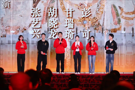 《受到召喚·敦煌》眾演員與現(xiàn)場觀眾互動交流。主辦方供圖