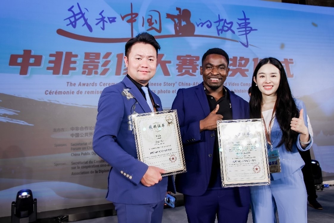 王曉樂（中）與其他嘉賓合影。主辦方供圖