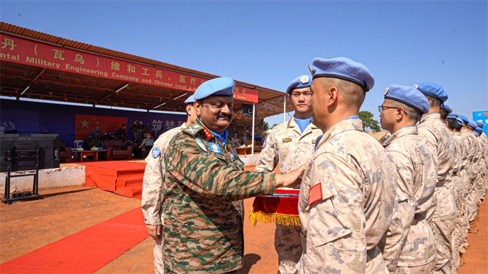 聯(lián)南蘇團部隊司令莫漢中將為維和官兵授勛。秦貴君攝