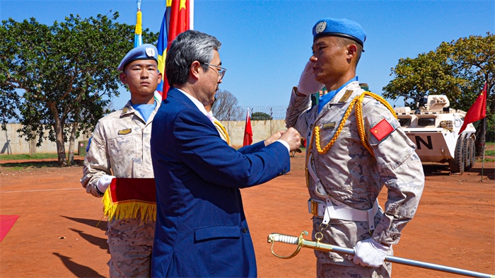 中國駐南蘇丹大使馬強為維和官兵授勛。謝坤攝