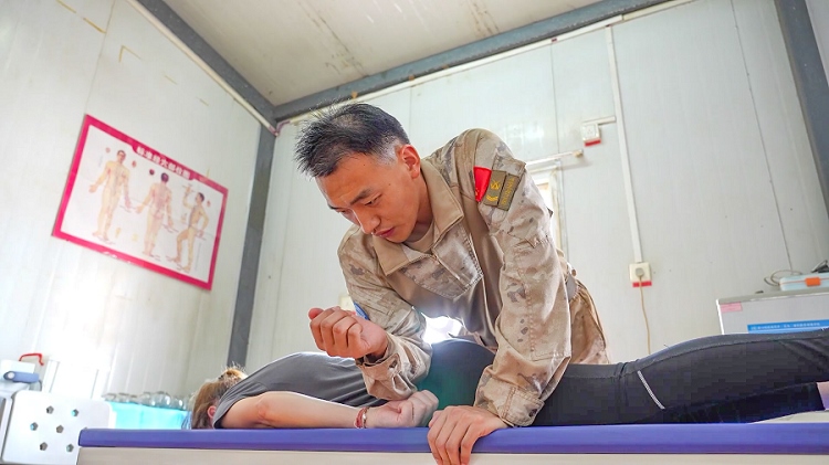 體驗(yàn)中醫(yī)推拿。王軍杰攝