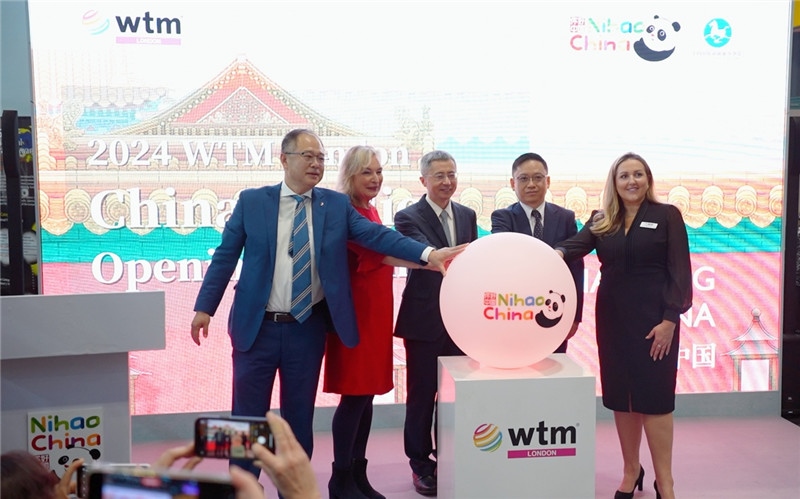 中外嘉賓為中國館開幕點亮水晶球。吳若鳴攝