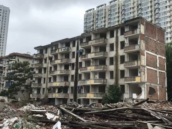 圖為拆遷中的合肥儀表廠宿舍。 合肥市蕪湖路街道 提供