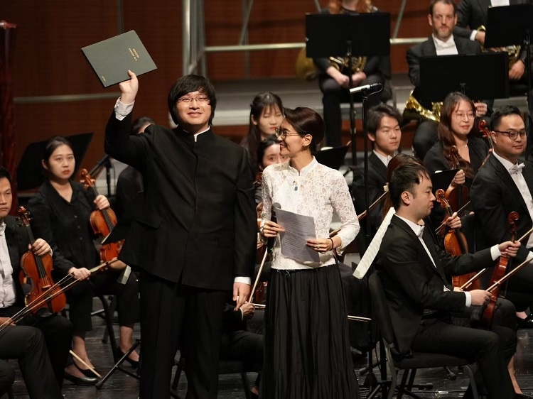 小澤征良向俞潞贈(zèng)送小澤征爾使用過(guò)的《第五交響曲》樂(lè)譜。演出方供圖