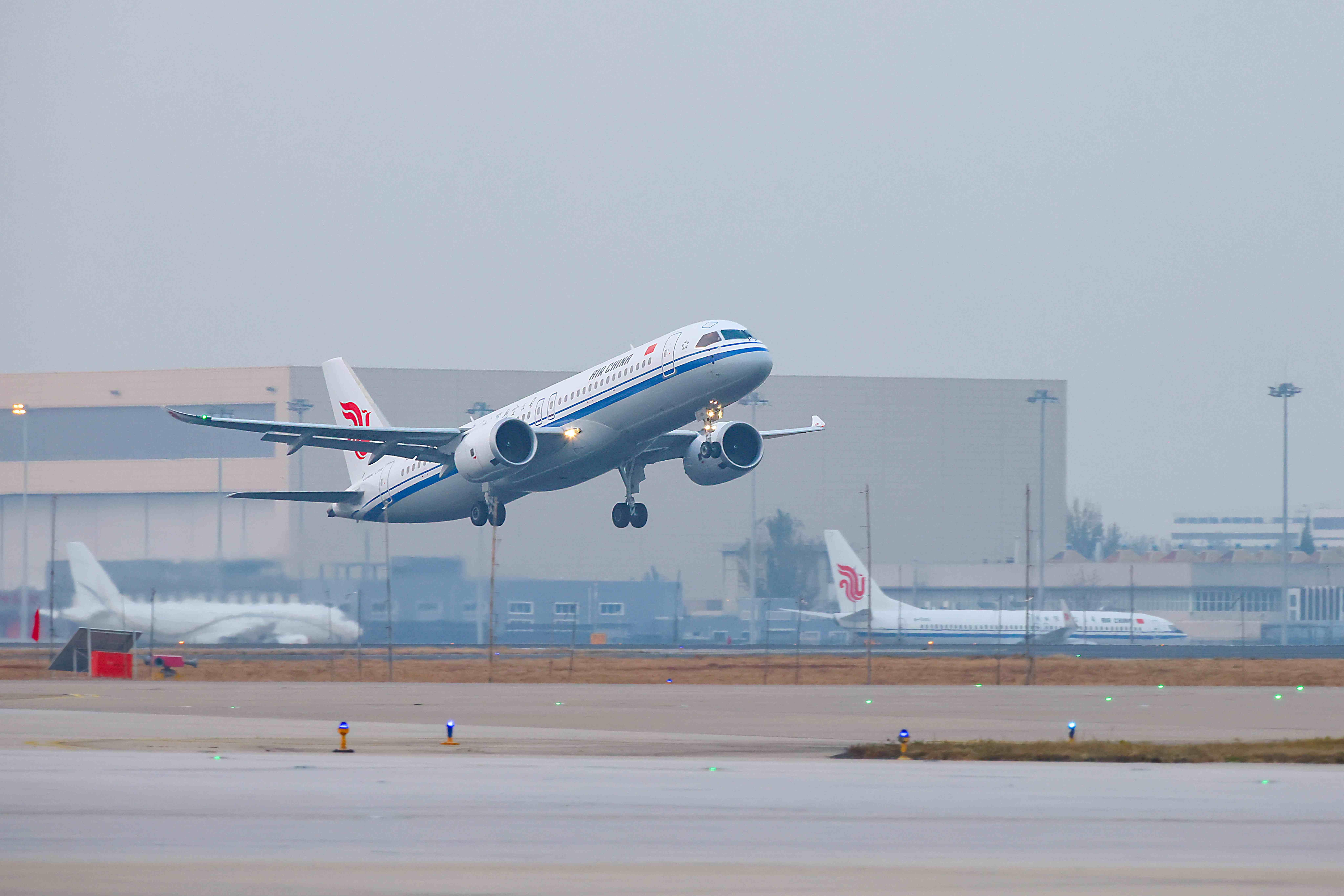 飛機(jī)從北京首都國(guó)際機(jī)場(chǎng)起飛，航向澳門(mén)。受訪方供圖