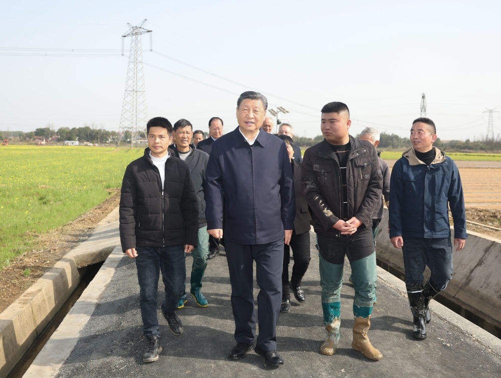 2024年3月19日，習(xí)近平在湖南省常德市鼎城區(qū)謝家鋪鎮(zhèn)港中坪村，同種糧大戶、農(nóng)技人員、基層干部親切交流。習(xí)近平強調(diào)：“要建設(shè)好高標準農(nóng)田，推行適度規(guī)模經(jīng)營，加強政策支持和示范引領(lǐng)，加大良種、良機、良法推廣力度，在精耕細作上下功夫，進一步把糧食單產(chǎn)和品質(zhì)提上去，讓種糧也能夠致富，進而吸引更多農(nóng)戶參與發(fā)展現(xiàn)代化大農(nóng)業(yè)，真正把中國特色農(nóng)業(yè)現(xiàn)代化之路走穩(wěn)走扎實?！? width=