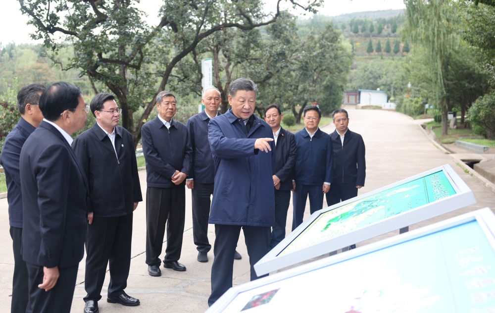 2024年9月11日，習(xí)近平在甘肅省天水市麥積區(qū)南山花牛蘋果基地考察時，聽取引洮供水工程情況匯報。當?shù)弥?00萬群眾從此告別苦咸水后，總書記十分高興。他要求加強維護和管理，讓這項工程在沿線群眾生產(chǎn)生活中發(fā)揮更大效用。