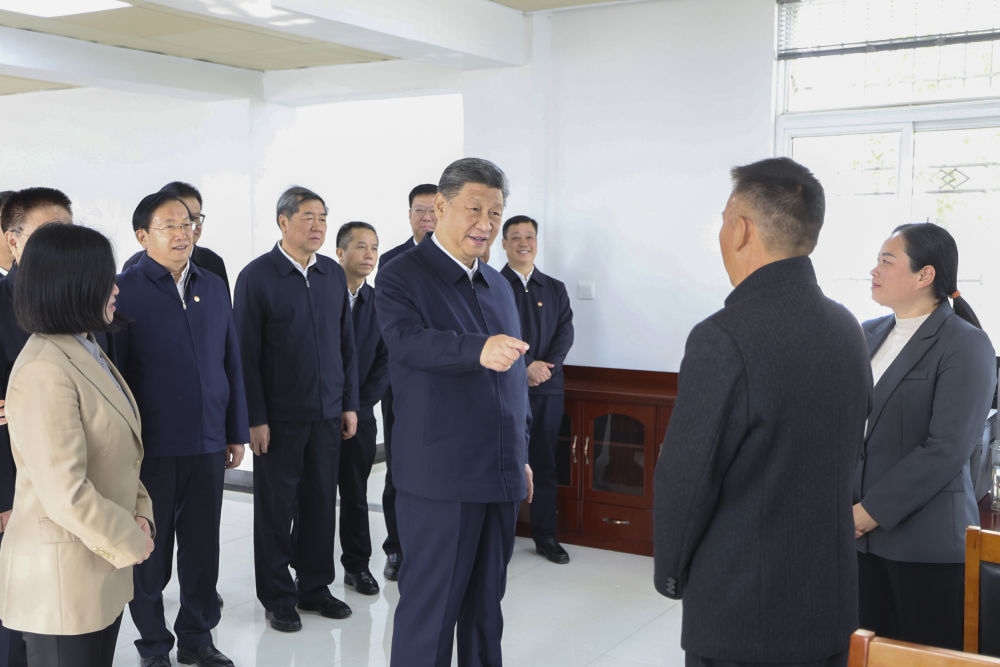 2024年11月5日，習(xí)近平在湖北省咸寧市嘉魚縣潘家灣鎮(zhèn)四邑村黨群服務(wù)中心考察。習(xí)近平指出：“要持續(xù)為基層減負，讓基層干部能夠用更多時間和精力來服務(wù)群眾。”