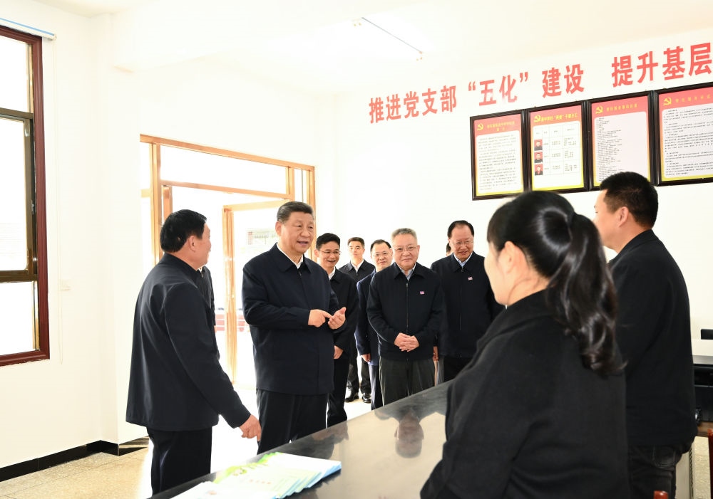 2024年3月19日，習(xí)近平在湖南省常德市鼎城區(qū)謝家鋪鎮(zhèn)港中坪村黨群服務(wù)中心了解當?shù)貫榛鶎訙p負、提升基層治理效能等情況。他指出：“要堅決整治形式主義、官僚主義問題，精兵簡政，持之以恒抓好這項工作?！? width=