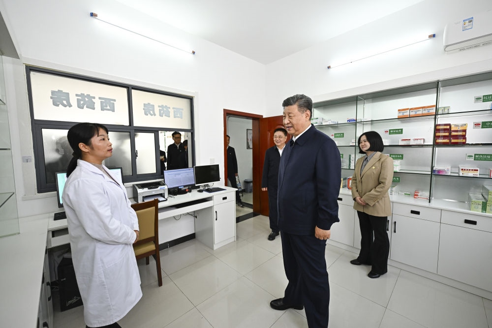 2024年11月5日，習(xí)近平在湖北省咸寧市嘉魚縣潘家灣鎮(zhèn)四邑村衛(wèi)生室考察。習(xí)近平指出：“要進一步加強黨建引領(lǐng)，抓住‘一老一小’這個重點，更加精準有效地為群眾排憂解難?！? width=