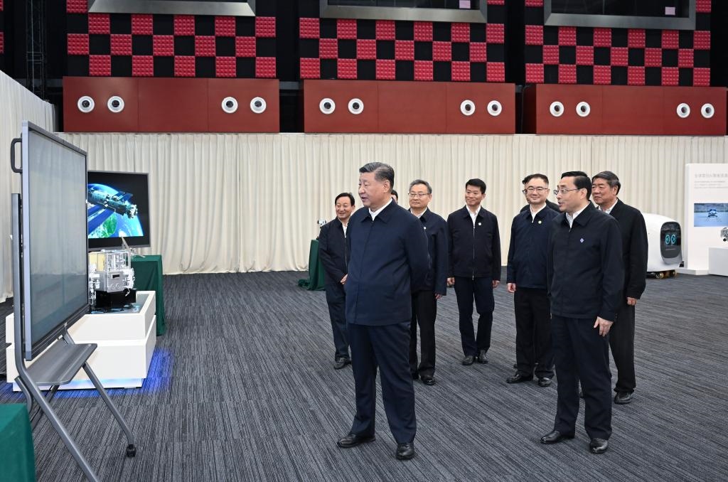 2024年10月17日，習(xí)近平總書記在合肥濱湖科學(xué)城察看安徽省重大科技創(chuàng)新成果集中展示。新華社記者 謝環(huán)馳 攝