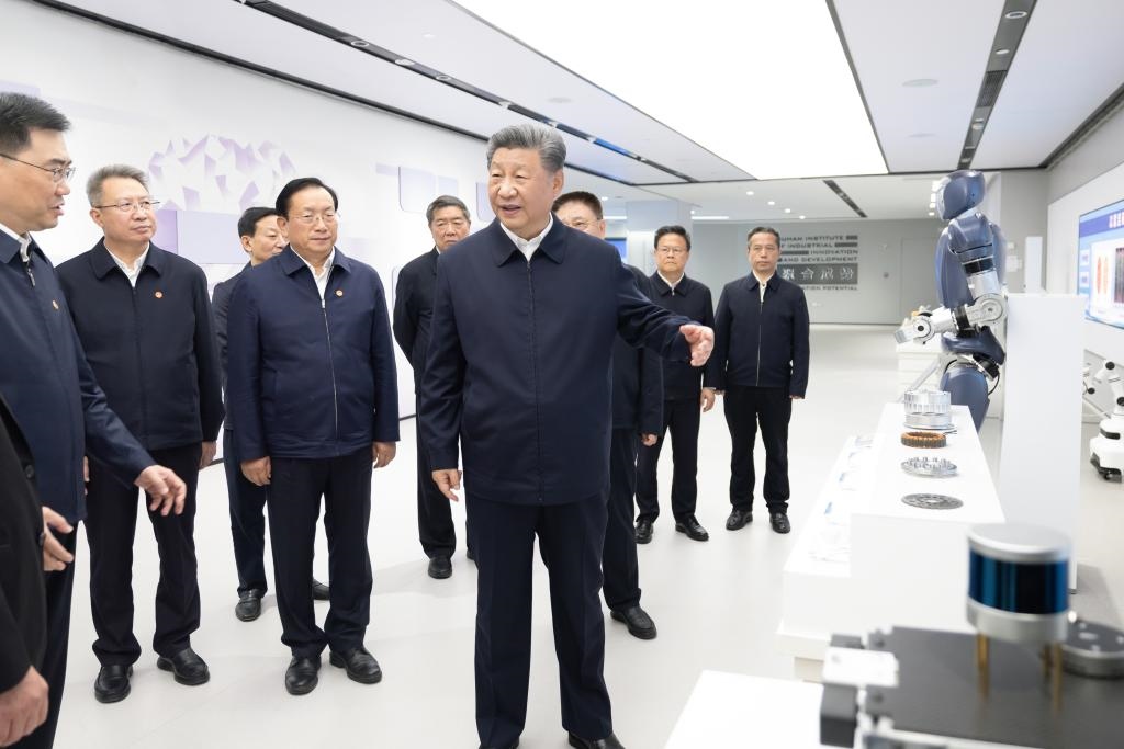2024年11月5日，習(xí)近平總書記在武漢產(chǎn)業(yè)創(chuàng)新發(fā)展研究院考察。新華社記者 鞠鵬 攝