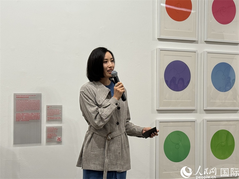 11月8日，今日美術(shù)館館長張然在“瑞士經(jīng)典設(shè)計展”開幕式上發(fā)表致辭。（人民網(wǎng) 謝瑩攝）