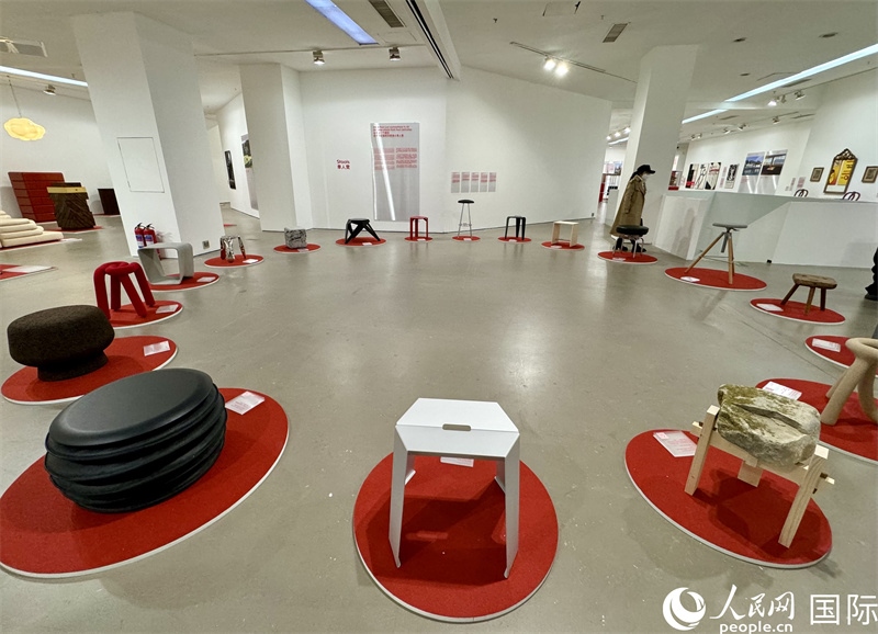 11月8日，瑞士經(jīng)典設(shè)計展現(xiàn)場。（人民網(wǎng) 謝瑩攝）