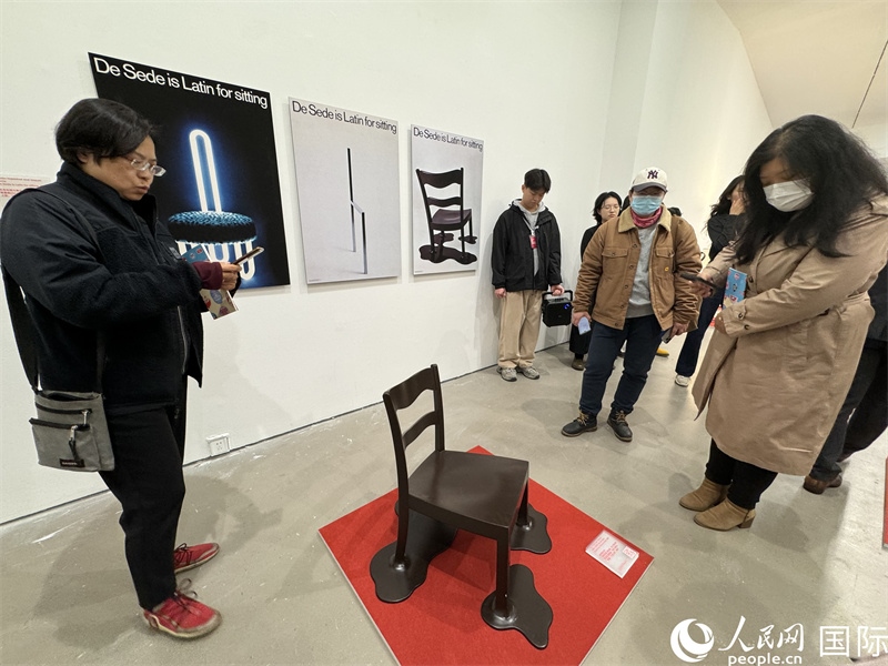 11月8日，觀眾在“瑞士經(jīng)典設(shè)計展”作品前駐足欣賞。（人民網(wǎng) 謝瑩攝） 