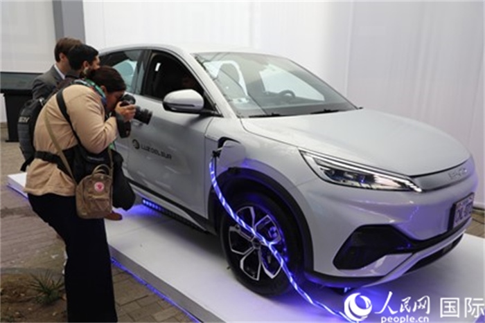 圖為秘魯媒體記者正在拍攝現(xiàn)場展出的比亞迪電動汽車。 人民網(wǎng)記者姜波攝