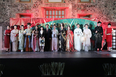 墨西哥華人婦女聯(lián)合總會(huì)木蘭藝術(shù)團(tuán)的中國(guó)古代服裝表演。主辦方供圖