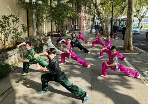 杭州市陳經(jīng)綸體校武術(shù)隊學(xué)生們展示中華武術(shù)。 人民網(wǎng)記者 楊磊攝