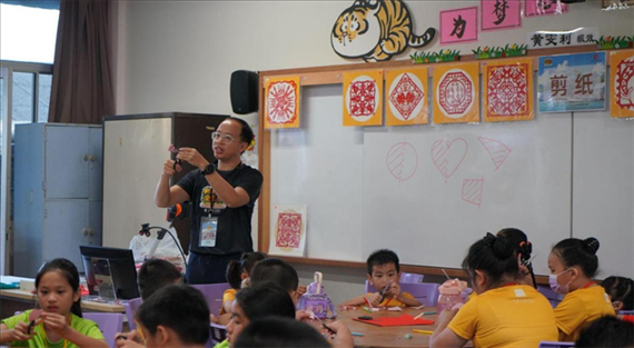 剪紙教學(xué)。主辦方供圖