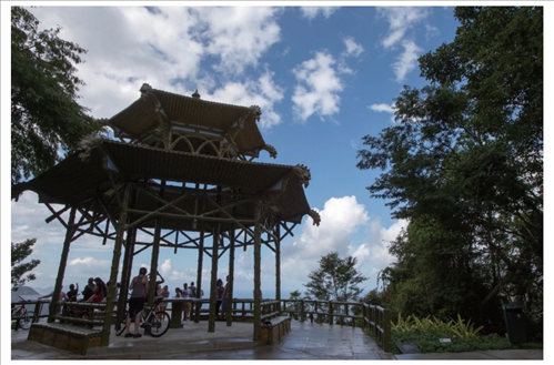 在巴西里約熱內(nèi)盧市內(nèi)的蒂茹卡國家森林公園里，有一座風(fēng)光獨一無二的觀景臺，名為“中國亭”，是為紀(jì)念曾經(jīng)在這里種植茶葉的中國茶農(nóng)而修建，如今已成為當(dāng)?shù)氐闹坝^。（圖源：新華社）