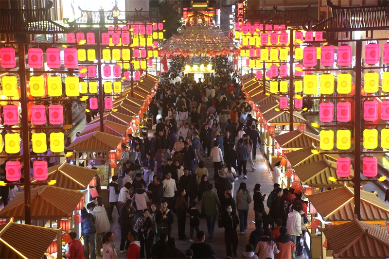 敦煌夜市。敦煌市委宣傳部供圖，張曉亮攝