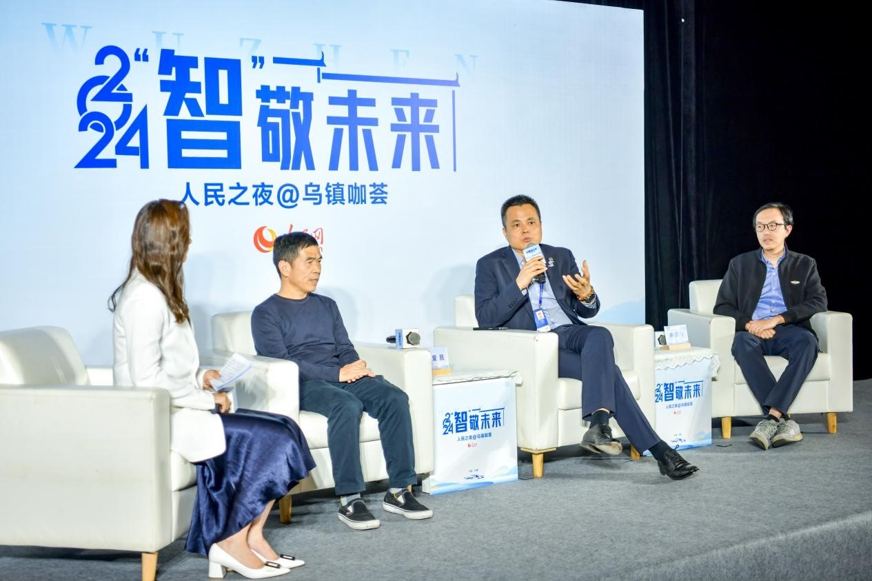 在對話環(huán)節(jié)，之江實驗室高級研究專家潘愛民、伏羲智庫創(chuàng)始人李曉東、麒麟軟件副總經(jīng)理李震寧探討“‘百模大戰(zhàn)’將卷向何方”。人民網(wǎng)記者 任峰濤攝