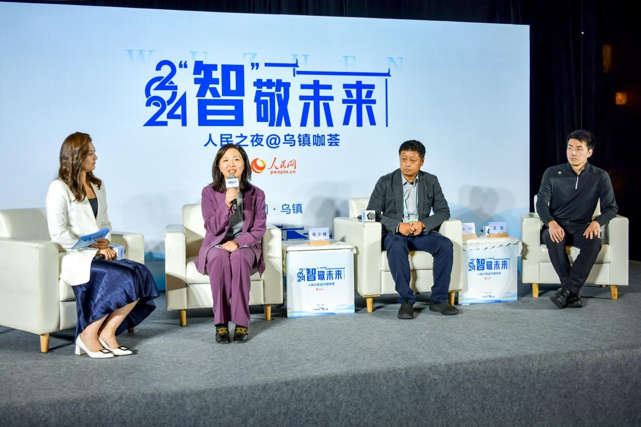在對話環(huán)節(jié)，趣丸科技總編輯、副總裁任少峰，星云智慧機器人CEO李明，可之教育大模型創(chuàng)始人王冠討論“人工智能如何惠及大眾”。人民網(wǎng)記者 任峰濤攝