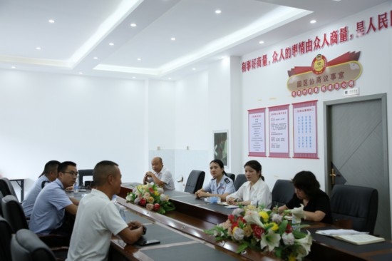 榕江縣稅務(wù)局在園區(qū)協(xié)商議事室協(xié)調(diào)解決企業(yè)訴求。黔東南州稅務(wù)局供圖