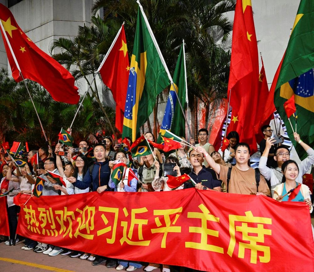 2024年11月，習近平主席在巴西里約熱內(nèi)盧出席二十國集團領(lǐng)導(dǎo)人第十九次峰會期間，里約熱內(nèi)盧街頭熱情的歡迎人群。