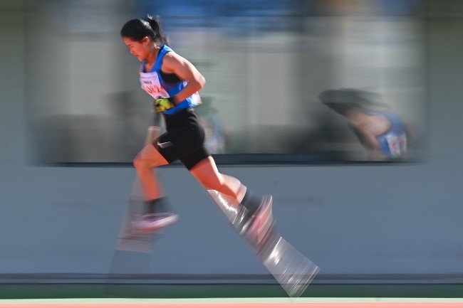 11月28日，海南隊選手吳明芬在高腳競速比賽中。新華社記者 杜子璇攝