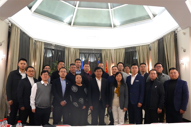 集體合照。中國駐烏克蘭大使館供圖