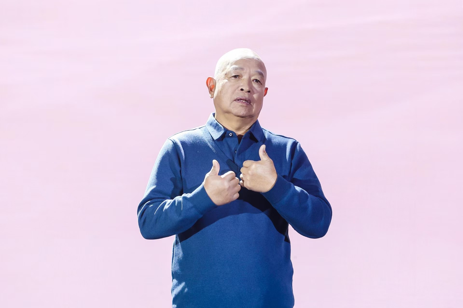 “山東好人”、煙臺(tái)市無聲洗車場(chǎng)經(jīng)理柳興濤。人民視頻供圖。
