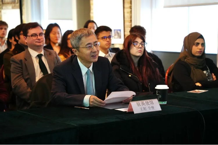 中國(guó)駐英國(guó)大使館公使王起發(fā)表講話。吳若鳴攝