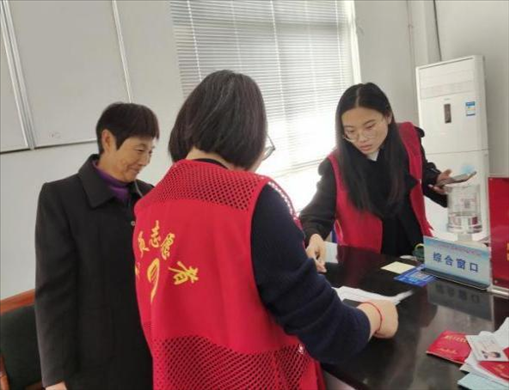 代辦人員為村民辦理醫(yī)保報銷。 圖片來源：江蘇南通啟東市數(shù)據局