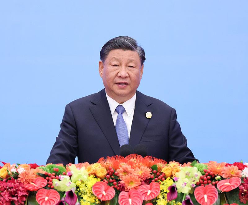 2023年10月18日，習(xí)近平主席在北京人民大會(huì)堂出席第三屆“一帶一路”國(guó)際合作高峰論壇開(kāi)幕式并發(fā)表題為《建設(shè)開(kāi)放包容、互聯(lián)互通、共同發(fā)展的世界》的主旨演講。