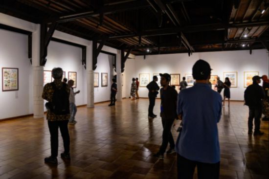 觀眾參觀“東盟-中國(guó)人文交流年”漫畫大賽展覽。記者 徐欽 攝