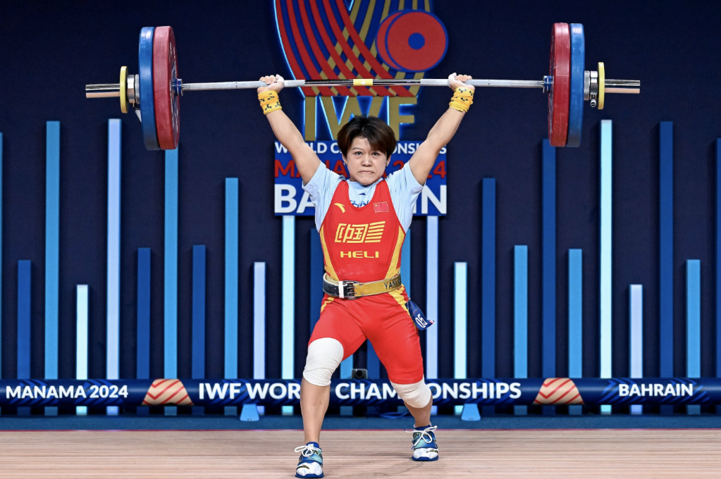 圖為向林香在比賽中。圖片來源于國際舉重聯(lián)合會官網(wǎng)