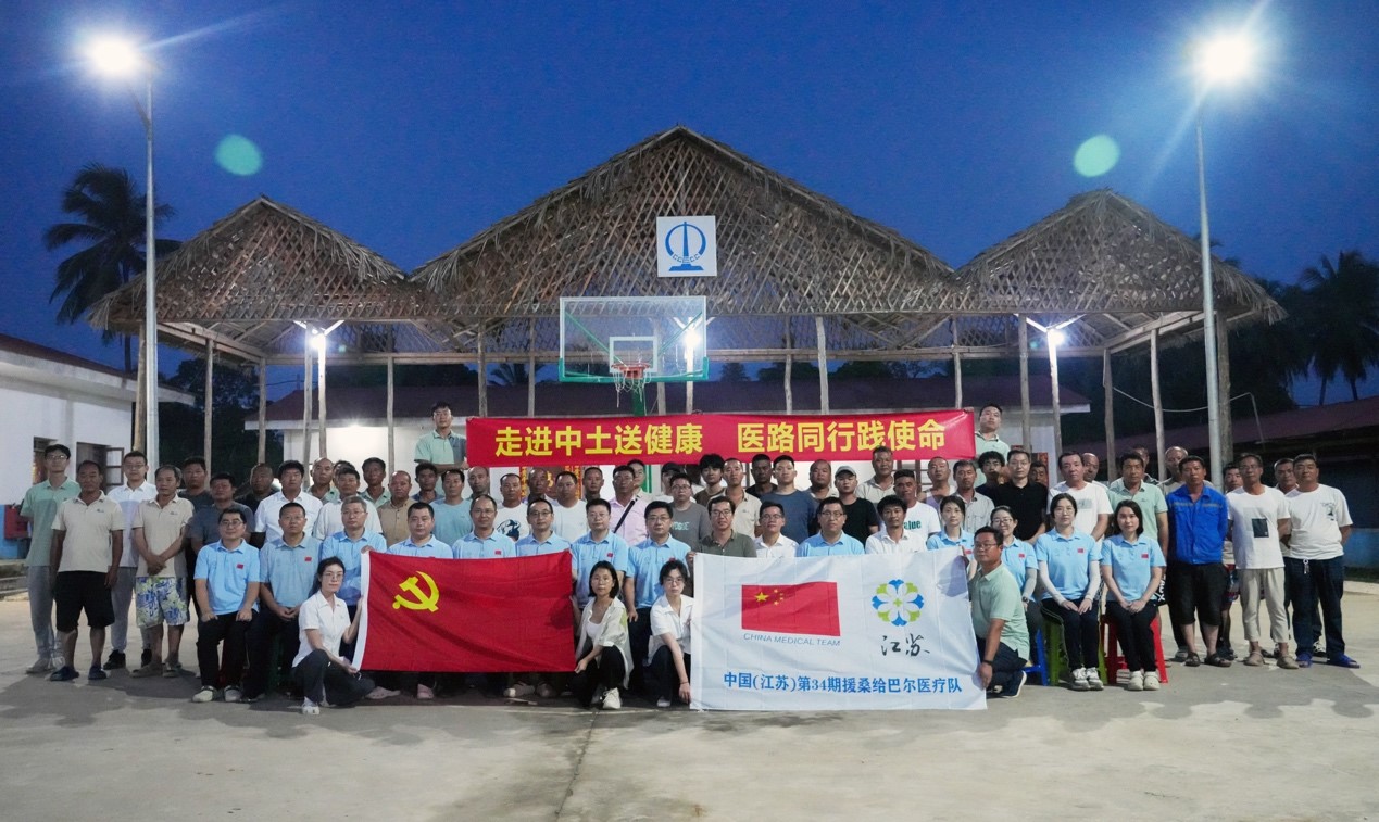 醫(yī)療隊與中土東非桑島分公司合影。中國土木供圖