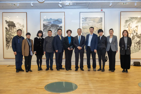 中國駐瑞典大使崔愛民與畫展主辦方人員合影。中國駐瑞典大使館供圖