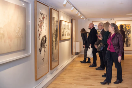 來賓參觀畫展。中國駐瑞典大使館供圖