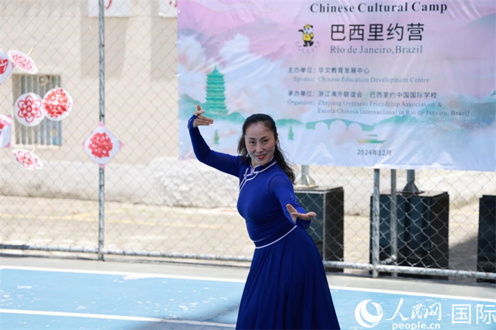 蒙古族舞蹈《熱土》表現(xiàn)出草原兒女的熱情與活力。人民網(wǎng)記者 陳海琪攝
