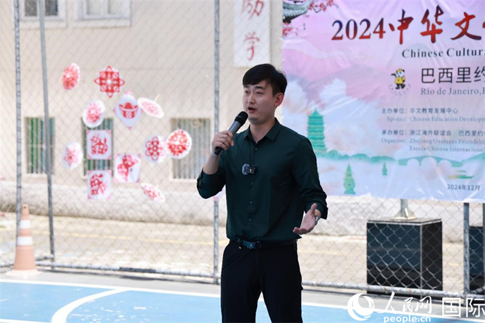 歌曲《故鄉(xiāng)的云》喚起了在外游子對故鄉(xiāng)的懷念。人民網(wǎng)記者 陳海琪攝