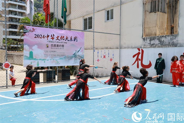 《中華武術》表演展現(xiàn)了武術剛柔并濟的獨特魅力。人民網(wǎng)記者 陳海琪攝